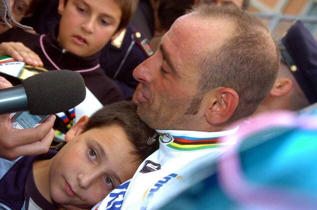 Paolo Bettini (Italien Quick Step Innergetic) hat seinen Sohn Andrea in die Arme geschlossen und gibt nach seinem Sieg bei der Giro di Lombardia 2006 ein Interview - Radsport Herren Giro di Lombardia 2006, Lombardei Rundfahrt, ProTour, Straßenradsport, Straße, Rad Gruppe Mendrisio - Como Harmonie, Glück Radsport Herren Giro di Lombardia 2006, Lombardei Rundfahrt, ProTour, Straßenradsport, Straße, Rad Gruppe Mendrisio - Como Harmonie, Glück