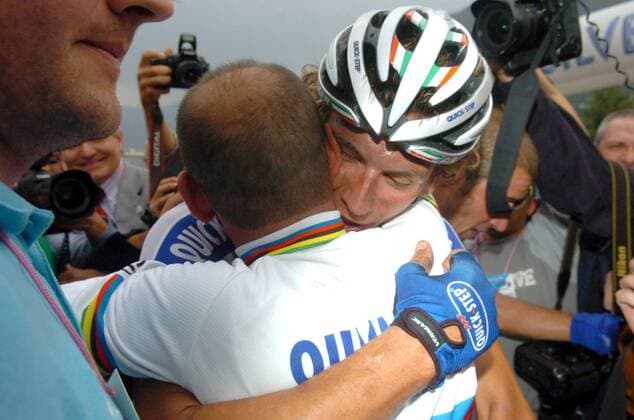 Paolo Bettini (vorn) bekommt von seinem Teamkollegen Filippo Pozzato (beide Italien Quick Step Innergetic), nach seinem Sieg bei der Giro di Lombardia 2006, Glückwünsche - Radsport Herren Giro di Lombardia 2006, Lombardei Rundfahrt, ProTour, Straßenradsport, Straße, Rad Gruppe Mendrisio - Como Harmonie, Glück Freude, Radsport Herren Giro di Lombardia 2006, Lombardei Rundfahrt, ProTour, Straßenradsport, Straße, Rad Gruppe Mendrisio - Como Harmonie, Glück Freude,