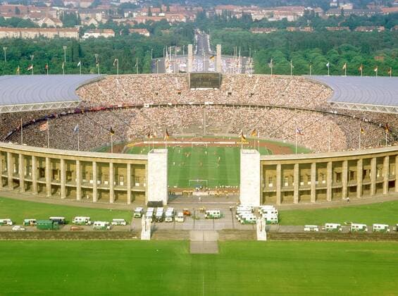Fußball, DFB-Pokalfinale 1984 1985, FC Uerdingen 05 - FC Bayern München Berliner Olympiastadion während des Pokalfinales 1985 Fußball Herren DFB Pokal 1984 1985, Pokalspiel, Pokalfinale, Endspiel, Finale Totale Olympiastadion Berlin Weite, Fußball Herren DFB Pokal 1984 1985, Pokalspiel, Pokalfinale, Endspiel, Finale Totale Olympiastadion Berlin Weite,