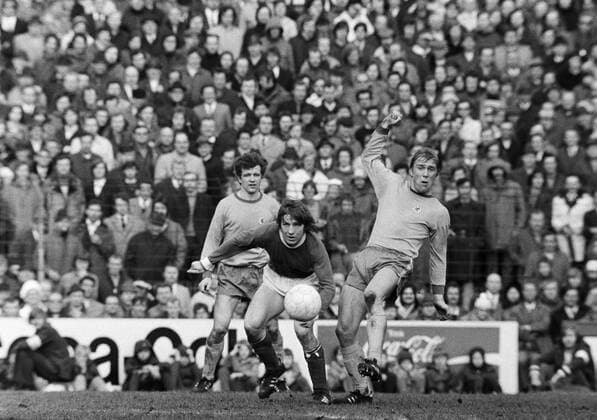 Klaus Fischer (Mitte, Schalke) gegen Peter Kaack (re.), Friedhelm Häbermann (beide Braunschweig) schaut zu Fußball 1. BL Herren Saison 1971 1972, FC Schalke 04 - Eintracht Braunschweig 5:1, Vneg, Vsw Gruppe Gelsenkirchen Dynamik, Fußball 1. BL Herren Saison 1971 1972, FC Schalke 04 - Eintracht Braunschweig 5:1, Vneg, Vsw Gruppe Gelsenkirchen Dynamik,