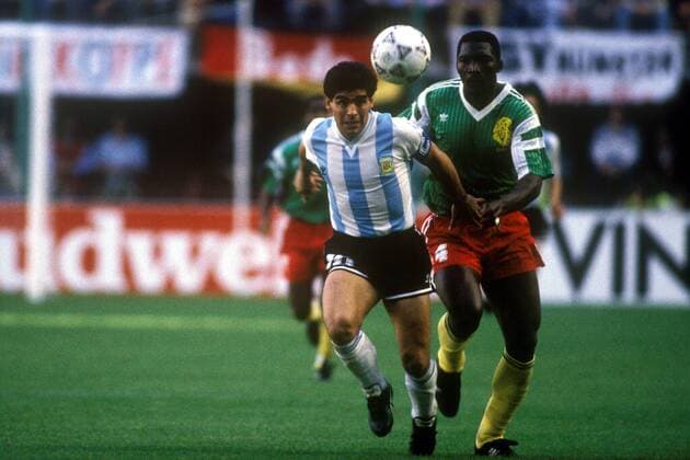 Diego Armando Maradona (Argentinien, li.) gegen Benjamin Massing (Kamerun) Fußball Länderspiel Herren WM 1990, Nationalmannschaft, Nationaltrikot, Gruppe B, Argentinien - Kamerun 0:1, Eröffnungsspiel Gruppe Mailand Dynamik, Fußball Länderspiel Herren WM 1990, Nationalmannschaft, Nationaltrikot, Gruppe B, Argentinien - Kamerun 0:1, Eröffnungsspiel Gruppe Mailand Dynamik,