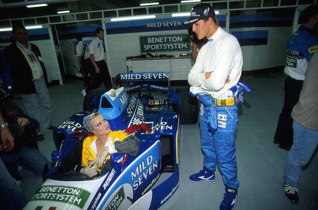 Michael Schumacher (Deutschland Benetton Renault) im Gespräch mit Topmodel Eva Herzigova (Tschechien), die für ein Fotoshooting im Cockpit seines Boliden Platz genommen hat Motorsport Grand Prix Herren Großer Preis von Spanien 1995, Formel 1 Weltmeisterschaft, F1, F, GP, WM Gruppe Barcelona Motorsport Grand Prix Herren Großer Preis von Spanien 1995, Formel 1 Weltmeisterschaft, F1, F, GP, WM Gruppe Barcelona