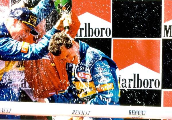 Siegerehrung GP Spanien 1995 : Sieger Michael Schumacher (Deutschland, re.) bekommt von seinem Teamkollegen Johnny Herbert (England beide Benetton Renault) eine Champagnerdusche verpasst Motorsport Grand Prix Herren Großer Preis von Spanien 1995, Formel 1 Weltmeisterschaft, F1, F, GP, WM Gruppe Barcelona Freude, Begeisterung, Motorsport Grand Prix Herren Großer Preis von Spanien 1995, Formel 1 Weltmeisterschaft, F1, F, GP, WM Gruppe Barcelona Freude, Begeisterung,