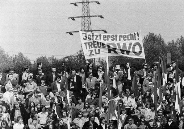 Fußball, Stadiongeschichte Rot-Weiß Oberhausen Jetzt erst recht! Treue zu RWO - Doppelhalter Oberhausener Fans Fußball 1. BL Herren Saison 1971 1972, Rot Weiß Oberhausen, RWO, RW, Vneg, Vsw Totale Vereinstreue, Vereinstreu, Treue, treu Oberhausen Fußball 1. BL Herren Saison 1971 1972, Rot Weiß Oberhausen, RWO, RW, Vneg, Vsw Totale Vereinstreue, Vereinstreu, Treue, treu Oberhausen