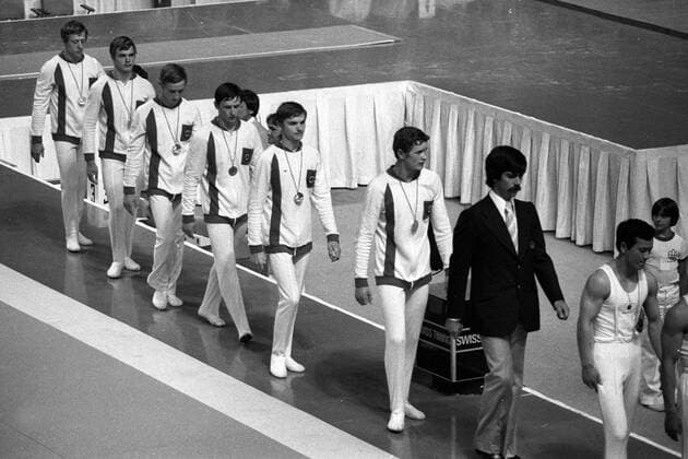 Das Team der Sowjetunion mit Nikolai Andrianov (li.), Wladimir Markelow (2.v.li.), Alexander Ditjatin (3.v.re.), Gennadi Kryssin, Wladimir Martschenko und Wladimir Tichonow wird Zweiter Turnen OS Sommer Herren Olympische Spiele 1976, Sommerspiele, Kunstturnen, Geräteturnen Gruppe Martshenko, Martchenko Montreal Turnen OS Sommer Herren Olympische Spiele 1976, Sommerspiele, Kunstturnen, Geräteturnen Gruppe Martshenko, Martchenko Montreal