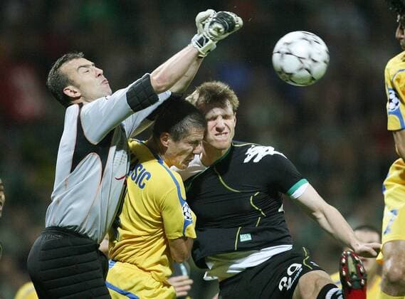 Torwart Georgi Petkov (Levski Sofia) klärt vor Per Mertesacker (Bremen, re.), dazwischen Igor Tomasic (Levski Sofia) Fußball EC 1 Herren Champions League 2006 2007, SV Werder Bremen - PFK Levski Sofia Gruppe Bremen Dynamik, Abwehr, Kampf, Fußball EC 1 Herren Champions League 2006 2007, SV Werder Bremen - PFK Levski Sofia Gruppe Bremen Dynamik, Abwehr, Kampf,