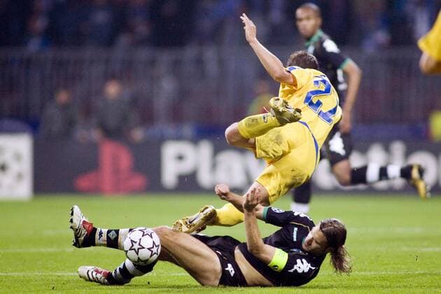 Cedric Bardon (Levski Sofia, obenauf) stürzt über Torsten Frings (Bremen) Fußball EC 1 Herren Champions League 2006 2007, SV Werder Bremen - PFK Levski Sofia 2:0 Gruppe Bremen Dynamik, Kampf, Fußball EC 1 Herren Champions League 2006 2007, SV Werder Bremen - PFK Levski Sofia 2:0 Gruppe Bremen Dynamik, Kampf,