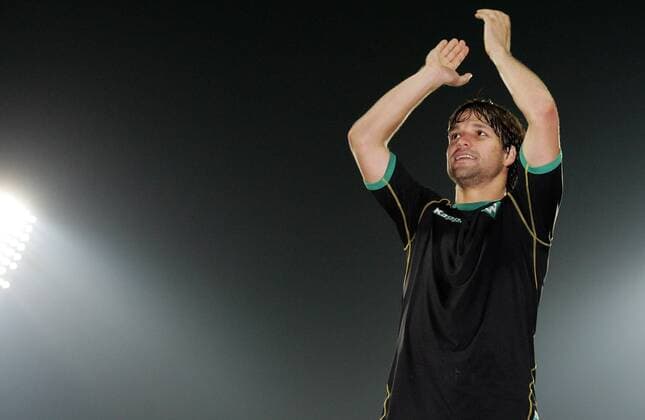 Diego (Bremen) bedankt sich bei den Anhängern Fußball EC 1 Herren Champions League 2006 2007, SV Werder Bremen Einzelbild Bremen Freude, Fußball EC 1 Herren Champions League 2006 2007, SV Werder Bremen Einzelbild Bremen Freude,