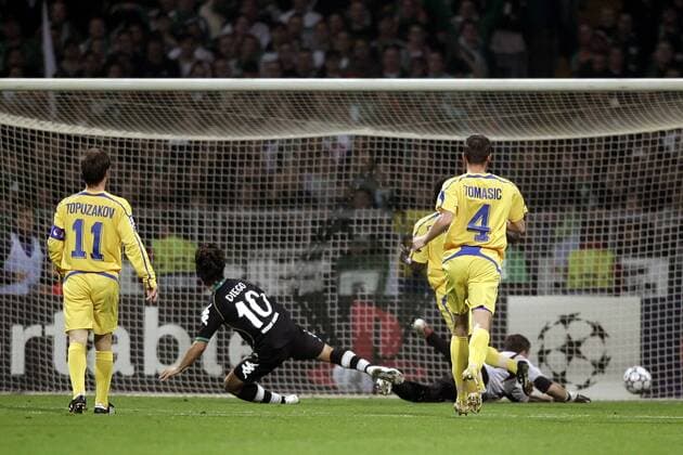 Diego (Bremen, Mitte) erzielt das 1:0, Elin Topuzakov (li.), Igor Tomasic und Torwart Georgi Petkov (alle Levski Sofia) sind machtlos Fußball EC 1 Herren Champions League 2006 2007, SV Werder Bremen - PFK Levski Sofia 2:0 Gruppe Bremen Dynamik, Kampf Fußball EC 1 Herren Champions League 2006 2007, SV Werder Bremen - PFK Levski Sofia 2:0 Gruppe Bremen Dynamik, Kampf