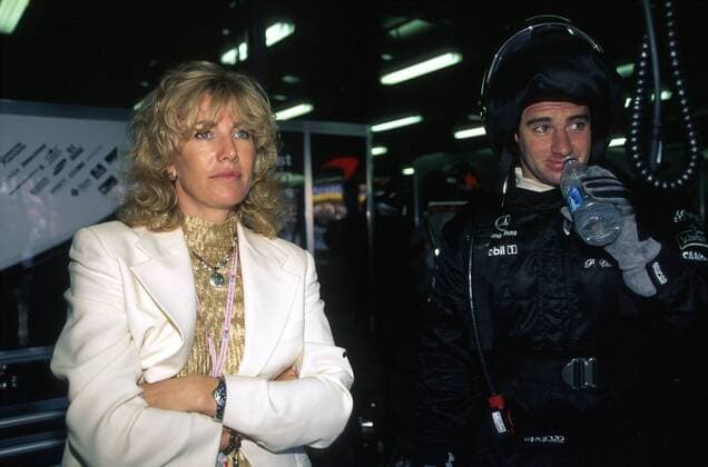 Motorsport, Formel 1, Ehefrauen der Ikonen - Archivbilder Lisa Dennis, Ehefrau von Teamchef Ron Dennis (England McLaren Mercedes) neben einem Mechaniker Motorsport Grand Prix Herren Großer Preis von Brasilien 1998, Formel 1 Weltmeisterschaft, F1, F, GP, WM Gruppe Interlagos Sao Paulo Motorsport Grand Prix Herren Großer Preis von Brasilien 1998, Formel 1 Weltmeisterschaft, F1, F, GP, WM Gruppe Interlagos Sao Paulo