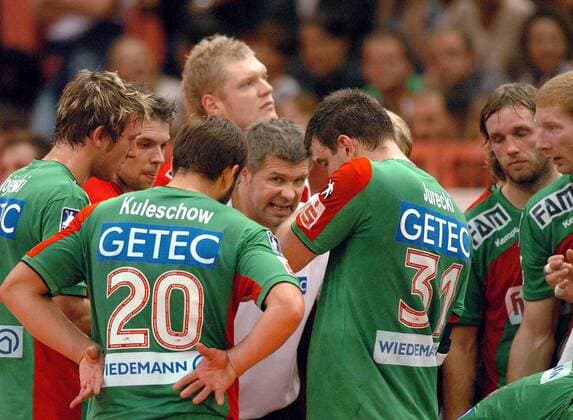 Trainer Bogdan Wenta gibt seinen Spielern Anweisungen, u.a. Bartosz Jurecki (re.), Oleg Kuleschow und Andreas Rojewski (li., alle Magdeburg) Handball 1. BL Herren Saison 2006 2007, SC Gladiators Magdeburg, SCM Gruppe Tübingen Handball 1. BL Herren Saison 2006 2007, SC Gladiators Magdeburg, SCM Gruppe Tübingen