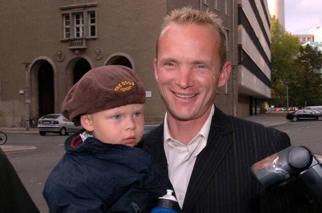 Uwe Peschel (Gerolsteiner) mit seinem Sohn Morten anlässlich der Hochzeit von Andreas Klöden (T Mobile beide Deutschland) Radsport Herren Straßenradsport 2006, Straße, Rad, Hochzeit, Heirat, heiraten, Trauung, trauen, Vermählung vermählen Gruppe Berlin Radsport Herren Straßenradsport 2006, Straße, Rad, Hochzeit, Heirat, heiraten, Trauung, trauen, Vermählung vermählen Gruppe Berlin
