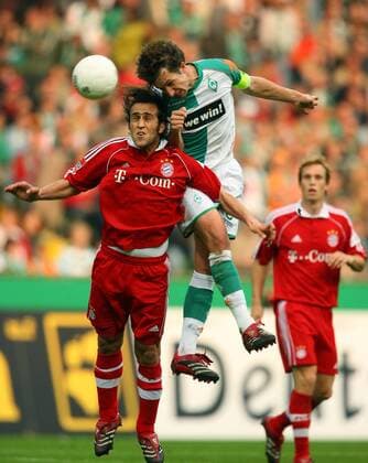Ali Karimi (Bayern, li.) gegen Frank Baumann (Bremen) Fußball 1. BL Herren Saison 2006 2007, SV Werder Bremen - FC Bayern München 3:1 Gruppe Bremen Dynamik, Kampf, Fußball 1. BL Herren Saison 2006 2007, SV Werder Bremen - FC Bayern München 3:1 Gruppe Bremen Dynamik, Kampf,
