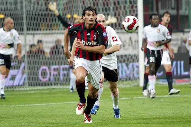 Kakhaber Kaladze (Milan) fixiert den Ball - Fußball Herren Serie A 2006 2007, 1. Italienische Liga, AC Mailand - US Palermo Calcio 0:2 Einzelbild Mailand Dynamik, Fußball Herren Serie A 2006 2007, 1. Italienische Liga, AC Mailand - US Palermo Calcio 0:2 Einzelbild Mailand Dynamik,