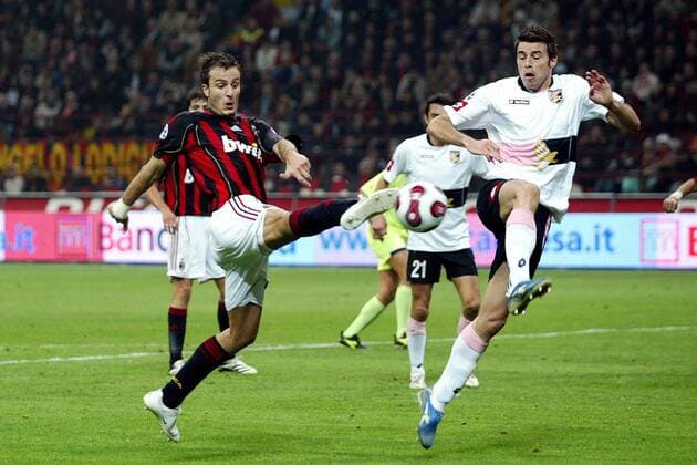 Alberto Gilardino (Milan, li.) gegen Andrea Barzagli (Palermo) - Fußball Herren Serie A 2006 2007, 1. Italienische Liga, AC Mailand - US Palermo Calcio 0:2 Gruppe Mailand Dynamik, Fußball Herren Serie A 2006 2007, 1. Italienische Liga, AC Mailand - US Palermo Calcio 0:2 Gruppe Mailand Dynamik,