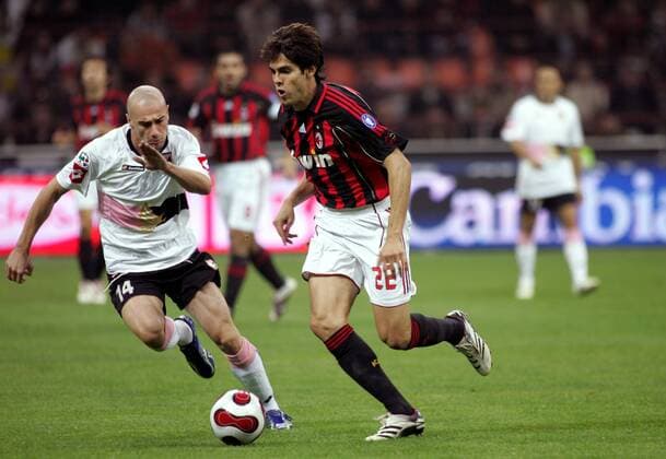 Kaka (Milan, re.) gegen Roberto Guana (Palermo) - Fußball Herren Serie A 2006 2007, 1. Italienische Liga, AC Mailand - US Palermo Calcio 0:2 Gruppe Mailand Dynamik, Fußball Herren Serie A 2006 2007, 1. Italienische Liga, AC Mailand - US Palermo Calcio 0:2 Gruppe Mailand Dynamik,