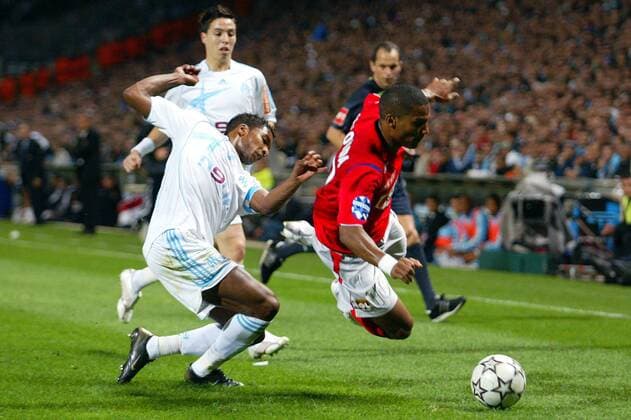 Habib Beye (Marseille, li.) gegen Florent Malouda (Lyon, re.) -  (pan16840) Fußball Herren Ligue 1 2006 2007, 1. Französische Liga, Olympique Marseille - Olympique Lyonnais 1:4, OL, OM, Gruppe Marseille Dynamik, Fußball Herren Ligue 1 2006 2007, 1. Französische Liga, Olympique Marseille - Olympique Lyonnais 1:4, OL, OM, Gruppe Marseille Dynamik,  