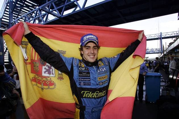 Fernando Alonso (Spanien Renault) feiert mit spanischer Fahne den Gewinn der Weltmeisterschaft 2006 Motorsport Grand Prix Herren Großer Preis von Brasilien 2006, Formel 1 Weltmeisterschaft, F1, F, GP, WM Einzelbild Interlagos Sao Paulo Freude, Motorsport Grand Prix Herren Großer Preis von Brasilien 2006, Formel 1 Weltmeisterschaft, F1, F, GP, WM Einzelbild Interlagos Sao Paulo Freude,