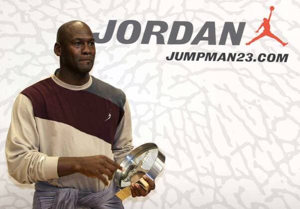 Michael Jordan (USA) präsentiert die MVP Trophäe für das nach ihm benannte Nachwuchsturnier Jordan Classic -  Basketball Herren Jordan Classic 2006, Nachwuchsturnier, Jugend, Junioren, Nachwuchs, Jugendturnier Einzelbild jumpman23.com Mailand Basketball Herren Jordan Classic 2006, Nachwuchsturnier, Jugend, Junioren, Nachwuchs, Jugendturnier Einzelbild jumpman23.com Mailand