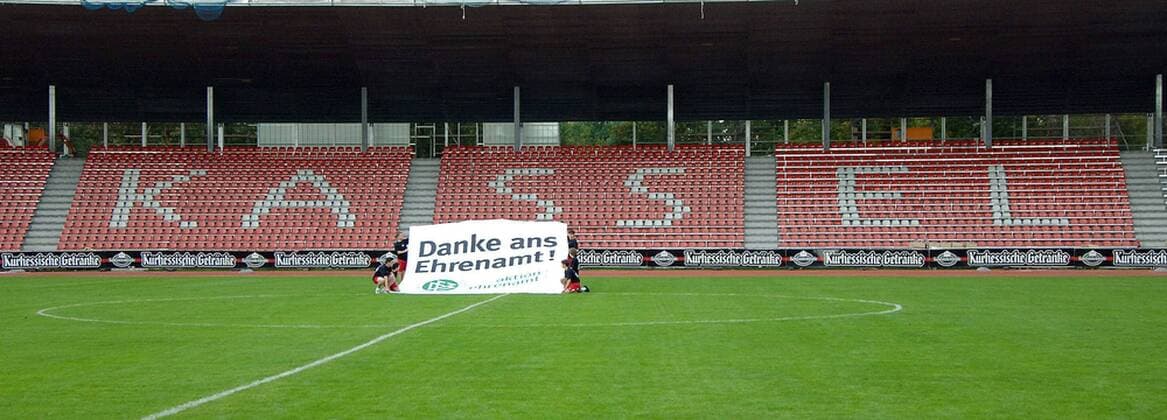 Fußball, Stadiongeschichte KSV Hessen-Kassel Transparent mit dem Schriftzug - Danke ans Ehrenamt - im leeren Auestadion - Heimspielstätte des KSV Hessen Kassel Fußball Herren Regionalliga Süd 2006 2007, 3. Liga,, Getränkehandel, Stadion, Fußballstadion, innen, Innenansicht, Totale Auestadion Kassel Fußball Herren Regionalliga Süd 2006 2007, 3. Liga,, Getränkehandel, Stadion, Fußballstadion, innen, Innenansicht, Totale Auestadion Kassel