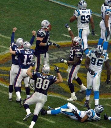 Die New England Patriots (dunkelblau) bejubeln den Sieg beim Super Bowl 2004, daneben enttäuschte Spieler des Finalgegners Carolina Panthers -  (sbp2004020163) American Football Herren Super Bowl XXXVIII 2006, 38. Superbowl, Finale, Endspiel, NFL 2003 2004 Gruppe Houston Freude, Begeisterung, American Football Herren Super Bowl XXXVIII 2006, 38. Superbowl, Finale, Endspiel, NFL 2003 2004 Gruppe Houston Freude, Begeisterung,