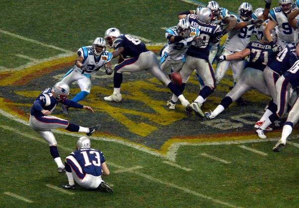 Adam Vinatieri (New England Patriots) erzielt Sekunden vor Schluss per Field Goal die entscheidenden Punkte im Super Bowl 2006 gegen die Carolina Panthers -  (sbp2004020165) American Football Herren Super Bowl XXXVIII 2006, 38. Superbowl, Finale, Endspiel, NFL 2003 2004 Totale Houston Dynamik, Kampf, American Football Herren Super Bowl XXXVIII 2006, 38. Superbowl, Finale, Endspiel, NFL 2003 2004 Totale Houston Dynamik, Kampf,