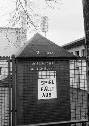 Fußball, Stadiongeschichte Rot-Weiß Oberhausen Das Spiel fällt aus - Hinweisschild am Kassenhäuschen des Oberhausener Niederrheinstadions Fußball Herren Regionalliga West 1973 1974, Rot Weiß Oberhausen, RWO, RW, Vneg, Vsw Einzelbild Niederrheinstadion Oberhausen, Stadion Fußballstadion Außenansicht Fußball Herren Regionalliga West 1973 1974, Rot Weiß Oberhausen, RWO, RW, Vneg, Vsw Einzelbild Niederrheinstadion Oberhausen, Stadion Fußballstadion Außenansicht