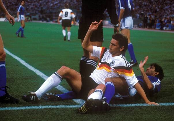 Klaus Augenthaler (BR Deutschland, li.) mit Jorge Luis Burruchaga (Argentinien) gemeinsam am Boden Fußball Länderspiel Herren WM 1990, Nationalmannschaft, Nationaltrikot, Finale, Endspiel Gruppe Rom Fußball Länderspiel Herren WM 1990, Nationalmannschaft, Nationaltrikot, Finale, Endspiel Gruppe Rom