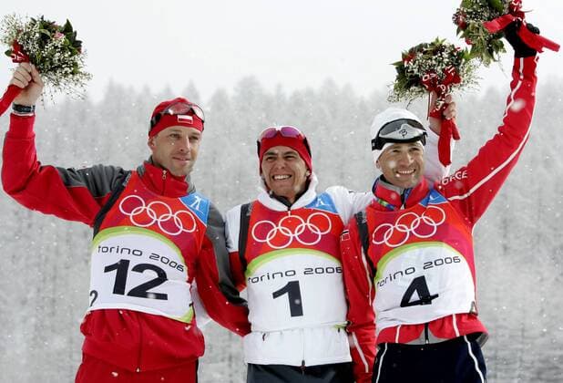 Siegerehrung 15km Massenstart v.li.: der zweitplazierte Tomasz Sikora (Polen), Olympiasieger Michael Greis (Deutschland) und der dritte Ole Einar Björndalen (Norwegen) Biathlon OS Winter Herren Olympische Spiele 2006 Turin, Winterspiele, 15km, 15 km, Massenstart Gruppe Cesana San Sicario Freude, Biathlon OS Winter Herren Olympische Spiele 2006 Turin, Winterspiele, 15km, 15 km, Massenstart Gruppe Cesana San Sicario Freude,