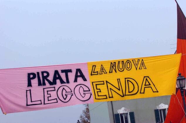 Plakat als Filmdeko bei den Dreharbeiten zum Film über Marco Pantani und seine Ankunft in der Heimatstadt Cesenatico nach seinem Toursieg 1998 - die neue Legende -  Radsport Herren Rad 2006, Straße, Straßenradsport, Radrennsport, Dreh, Dreharbeiten, Film Einzelbild Filmdreh Cesenatico Radsport Herren Rad 2006, Straße, Straßenradsport, Radrennsport, Dreh, Dreharbeiten, Film Einzelbild Filmdreh Cesenatico