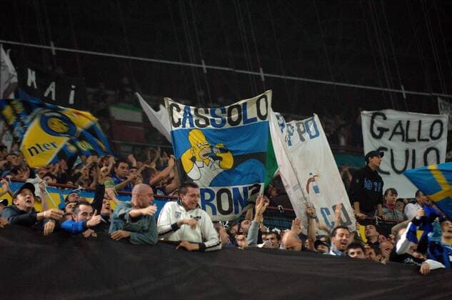 Inter Fans mit einem Homer Simpson Plakat -  Fußball Herren Serie A 2006 2007, 1. Italienische Liga, FC Internazionale Mailand Totale Mailand Fußball Herren Serie A 2006 2007, 1. Italienische Liga, FC Internazionale Mailand Totale Mailand