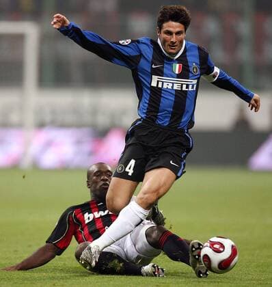 Javier Zanetti (Inter, vorn) gegen Clarence Seedorf (Milan) -  Fußball Herren Serie A 2006 2007, 1. Italienische Liga, AC Mailand - FC Internazionale Mailand 3:4 Gruppe Mailand Dynamik, Kampf, Fußball Herren Serie A 2006 2007, 1. Italienische Liga, AC Mailand - FC Internazionale Mailand 3:4 Gruppe Mailand Dynamik, Kampf,