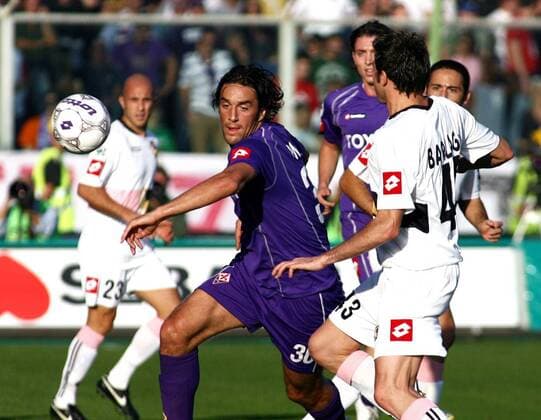 Luca Toni (li., AC Florenz) gegen Andrea Barzagli (Palermo) -  Fußball Herren Serie A 2006 2007, 1. Italienische Liga, ACF Fiorentina - US Palermo 2:3, Vdig Gruppe Florenz Dynamik, Fußball Herren Serie A 2006 2007, 1. Italienische Liga, ACF Fiorentina - US Palermo 2:3, Vdig Gruppe Florenz Dynamik,