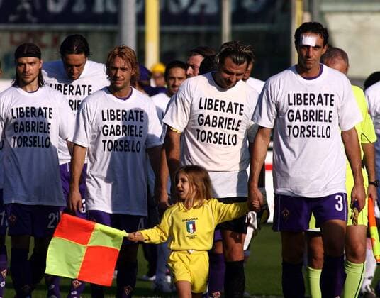 Einmarsch AC Florenz v.re.: Dario Dainelli, Torwart Sebastian Frey, Marco Donadel, Luca Toni und Tomas Ujfalusi solidarisieren sich mit dem in Afghanistan entführten italienischen Fotografen: Liberate Gabriele Torsello -  Fußball Herren Serie A 2006 2007, 1. Italienische Liga, ACF Fiorentina, Vdig Gruppe Florenz Fußball Herren Serie A 2006 2007, 1. Italienische Liga, ACF Fiorentina, Vdig Gruppe Florenz