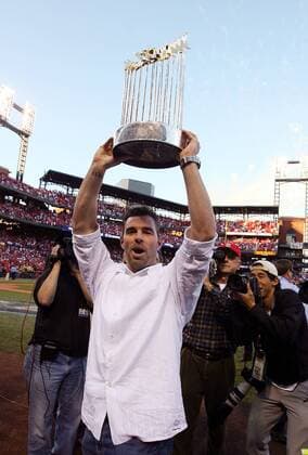 Jim Edmonds (St. Louis Cardinals) präsentiert stolz die Trophäe für den Gewinn der World Series 2006 - (slp2006102903) Baseball Herren MLB World Series 2006, WS, Sieg, Sieger, Champion, Champions, amerikanischer Meister, amerikanische Gruppe St. Louis Baseball Herren MLB World Series 2006, WS, Sieg, Sieger, Champion, Champions, amerikanischer Meister, amerikanische Gruppe St. Louis