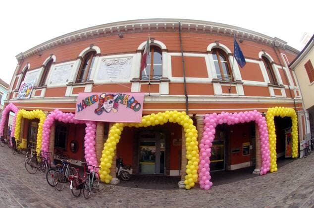 Geschmücktes Gebäude bei den Dreharbeiten zu einem Film über das Leben von Marco Pantani (Italien) nach dessen Toursieg 1998 - Radsport Herren Rad 2006, Straße, Straßenradsport 2006, Radrennsport, Verfilmung, Dreh, Tour de France 1998 Einzelbild Cesenatico Radsport Herren Rad 2006, Straße, Straßenradsport 2006, Radrennsport, Verfilmung, Dreh, Tour de France 1998 Einzelbild Cesenatico