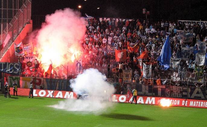 Leuchtraketen aus dem Marseille Fanblock liegen auf dem Rasen, das bengalische Feuer inmitten der Fans wirkt dagegen noch harmlos - (pan16987) Fußball Herren Ligue 1 2006 2007, 1. Französische Liga, Olympique de Marseille, OM, Vdig Totale Gefahr, gefährlich, bengalisches Bengalfeuer Nice, Nizza, Leuchtraketen, Pyro, Pyrotechnik Fußball Herren Ligue 1 2006 2007, 1. Französische Liga, Olympique de Marseille, OM, Vdig Totale Gefahr, gefährlich, bengalisches Bengalfeuer Nice, Nizza, Leuchtraketen, Pyro, Pyrotechnik