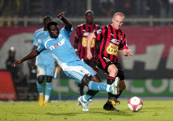 Modeste M Bami (li., Marseille) gegen Florent Balmont (Nizza) - (pan16987) Fußball Herren Ligue 1 2006 2007, 1. Französische Liga, OGC Nice - Olympique de Marseille 2:1, OM, Vdig Gruppe Nice, Nizza Dynamik, Fußball Herren Ligue 1 2006 2007, 1. Französische Liga, OGC Nice - Olympique de Marseille 2:1, OM, Vdig Gruppe Nice, Nizza Dynamik,