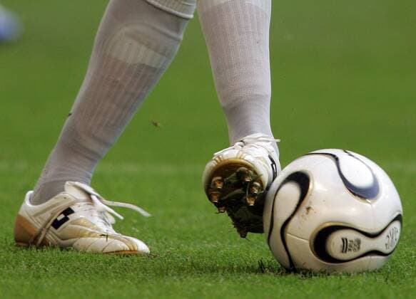 Fußballer mit Lotto Zhero Evolution Schuhen am Ball -  Fußball WM Herren WM 2006, Länderspiel, Nationalteam, Gruppe F, Fußballschuh, Bein, Beine Teamgeist, Ballführung Einzelbild Lotto, Adidas, Schuh, Schuhe, Fußballschuhe München Fußball WM Herren WM 2006, Länderspiel, Nationalteam, Gruppe F, Fußballschuh, Bein, Beine Teamgeist, Ballführung Einzelbild Lotto, Adidas, Schuh, Schuhe, Fußballschuhe München