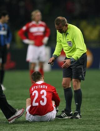 FIFA Schiedsrichter Claus Bo Larsen (Dänemark) bittet Vladimir Bystrov (Spartak Moskau) aufzustehen -  Fußball EC 1 Herren Champions League 2006 2007, Spartak Moskau Gruppe Moskau Fußball EC 1 Herren Champions League 2006 2007, Spartak Moskau Gruppe Moskau