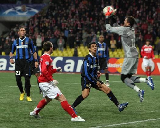 Nicolas Burdisso (Inter, 2.v.re.) kommt zu spät -  Fußball EC 1 Herren Champions League 2006 2007, Spartak Moskau - FC Internazionale Mailand 0:1 Gruppe Moskau Dynamik, Fußball EC 1 Herren Champions League 2006 2007, Spartak Moskau - FC Internazionale Mailand 0:1 Gruppe Moskau Dynamik,