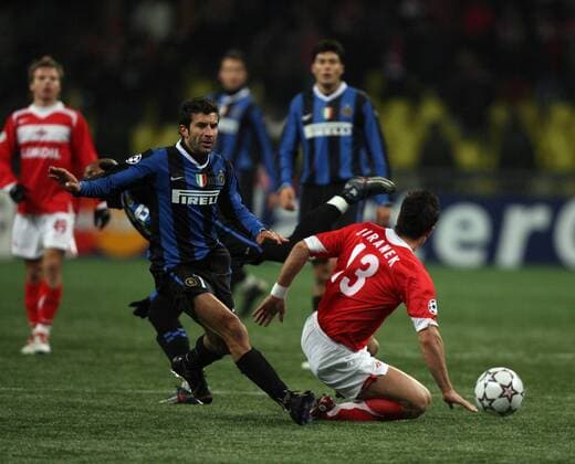 Luis Figo (Inter, li.) gegen Martin Jiranek (Spartak Moskau) -  Fußball EC 1 Herren Champions League 2006 2007, Spartak Moskau - FC Internazionale Mailand 0:1 Gruppe Moskau Dynamik, Fußball EC 1 Herren Champions League 2006 2007, Spartak Moskau - FC Internazionale Mailand 0:1 Gruppe Moskau Dynamik,
