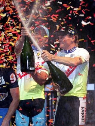 Erik Zabel (Deutschland, li.) und Bruno Risi (Schweiz) lassen anlässlich ihres Erfolges beim 65. Dortmunder Sechstagerennen 2006 die Korken knallen Radsport Herren 65. Dortmunder 6 Tage Rennen 2006, Sechstagerennen, Sechstage, Sechs, SixDays, Six Days, Rad Gruppe Champagnerflasche, Sektflasche, Konfetti Dortmund, Konfettiregen Begeisterung, Freude, Radsport Herren 65. Dortmunder 6 Tage Rennen 2006, Sechstagerennen, Sechstage, Sechs, SixDays, Six Days, Rad Gruppe Champagnerflasche, Sektflasche, Konfetti Dortmund, Konfettiregen Begeisterung, Freude,