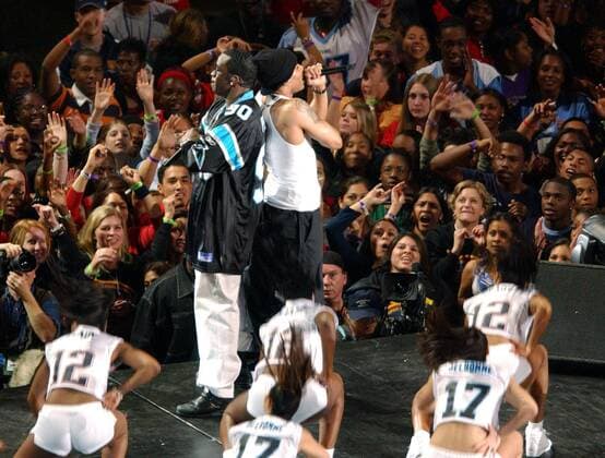Die Rapper Nelly (re.) und P. Diddy treten in der Halbzeitshow des Super Bowls 2004 auf -  (sbp2004020141) American Football Herren Super Bowl XXXVIII 2004, 38. Superbowl, Finale, Endspiel, Halbzeitshow, Half Time Show, Showprogramm Gruppe Houston, NFL 2003 Freude, American Football Herren Super Bowl XXXVIII 2004, 38. Superbowl, Finale, Endspiel, Halbzeitshow, Half Time Show, Showprogramm Gruppe Houston, NFL 2003 Freude,