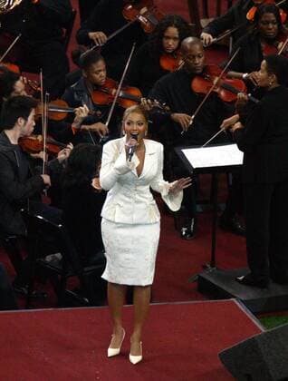 Sängerin Beyonce Knowles (USA) intoniert vor Beginn des Super Bowls 2004 die Nationalhymne -  (sbp2004020169) American Football Herren Super Bowl XXXVIII 2004, 38. Superbowl, Finale, Endspiel, Show, Showprogramm, Rahmenprogramm Gruppe Houston, NFL 2003 American Football Herren Super Bowl XXXVIII 2004, 38. Superbowl, Finale, Endspiel, Show, Showprogramm, Rahmenprogramm Gruppe Houston, NFL 2003
