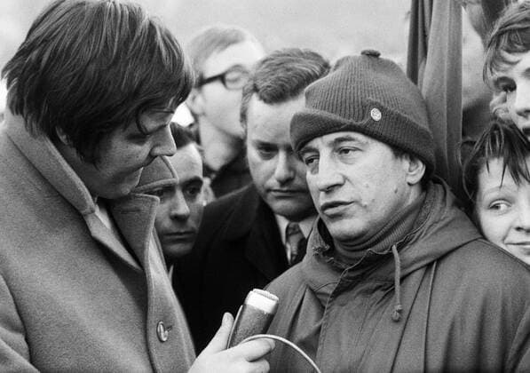 Fußball, Trainerhistorie, Wuppertaler SV Trainer Horst Buhtz (re.) im Interview, Obmann Franz Kirschbaum (Mitte, beide Wuppertal) hört zu Fußball Herren Regionalliga West 1970 1971, Wuppertaler SV, WSV, Vdia, Vsw Gruppe Wuppertal Fußball Herren Regionalliga West 1970 1971, Wuppertaler SV, WSV, Vdia, Vsw Gruppe Wuppertal