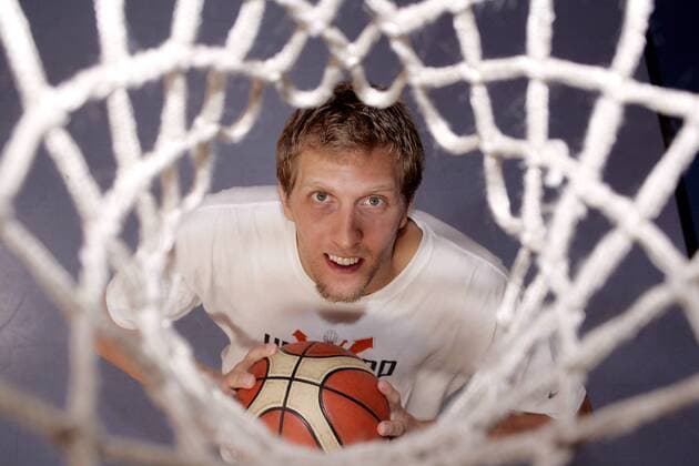 Dirk Nowitzki (Dallas Mavericks Deutschland) schaut durch den Korb Basketball Herren NBA 2006 2007, Nationalteam, Shooting, Fotoshooting, Fototermin Einzelbild Würzburg Basketball Herren NBA 2006 2007, Nationalteam, Shooting, Fotoshooting, Fototermin Einzelbild Würzburg