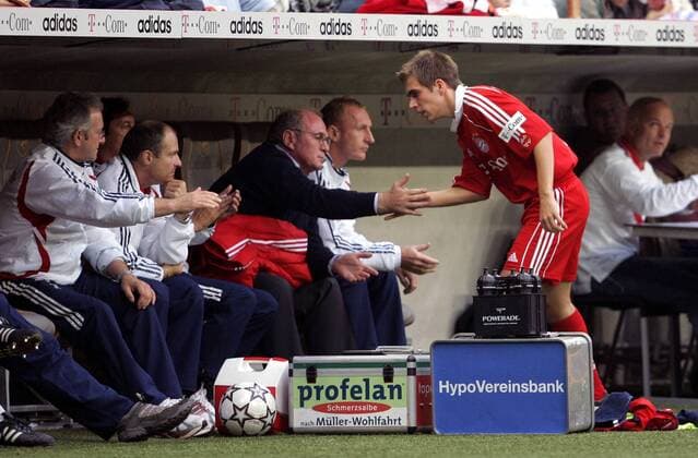 Philipp Lahm (re.) wird nach seiner Auswechslung von Manager Uli Hoeneß (3.v.re., beide Bayern) beglückwünscht Fußball 1. BL Herren Saison 2006 2007, FC Bayern München, Funktionär, Vereinsführung, Vorstand, Gruppe München Fußball 1. BL Herren Saison 2006 2007, FC Bayern München, Funktionär, Vereinsführung, Vorstand, Gruppe München