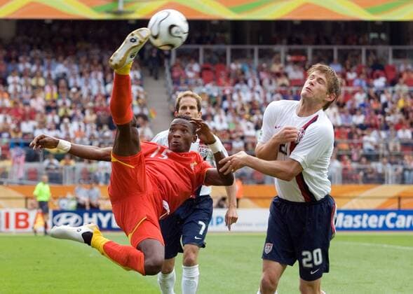 John Pantsil (Ghana, li.) - Fallrückzieher gegen Brian McBride (USA) -  Fußball WM Herren WM 2006, Länderspiel, Nationalteam, Nationaltrikot, Gruppe E Gruppe Nürnberg Dynamik, Fußball WM Herren WM 2006, Länderspiel, Nationalteam, Nationaltrikot, Gruppe E Gruppe Nürnberg Dynamik,