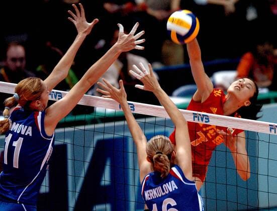 Zhou Suhong (China, re.) - Schmetterball gegen den Doppelblock der Gegnerinnen -  Volleyball WM Damen Weltmeisterschaft 2006, Länderspiel, Nationalmannschaft, Nationaltrikot Gruppe Sapporo Dynamik, Volleyball WM Damen Weltmeisterschaft 2006, Länderspiel, Nationalmannschaft, Nationaltrikot Gruppe Sapporo Dynamik,